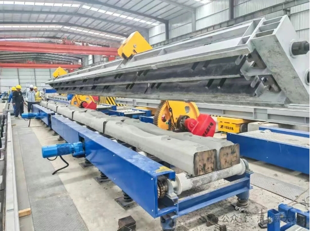 “疆煤外運”新通道 戈壁灘上鋪長龍